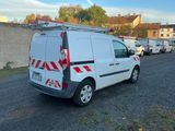 une camionnette blanche garée dans un parking