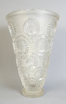 un vase en verre posé sur une table