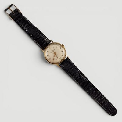 gros plan d'une montre sur une surface blanche