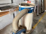 une photo d'un dépoussiéreur dans un garage