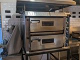 une image d'une cuisine commerciale avec une cuisinière et un four