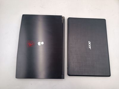 deux ordinateurs portables ouverts, posés côte à côte sur une surface blanche