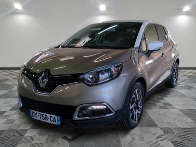 la voiture argentée est garée sur un sol en damier dans le garage