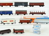 de nombreux trains miniatures exposés