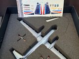 une boîte contenant une maquette d'avion