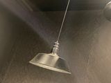 une lampe allumée au-dessus de la pomme de douche dans une salle de bains