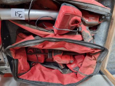 un sac rouge rempli d'outils et d'un sèche-cheveux