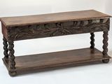 une petite table en bois avec une étagère