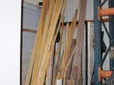 Plusieurs morceaux de bois sont empilés sur une étagère dans un entrepôt