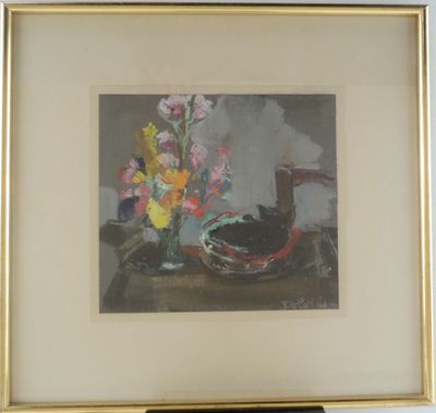 tableau représentant un chat allongé sur une table, à côté d'un vase de fleurs