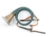 une corne verte et marron avec un lanière en cuir