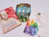 trois livres posés sur une table
