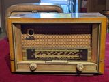 une vieille radio posée sur une table dans une pièce