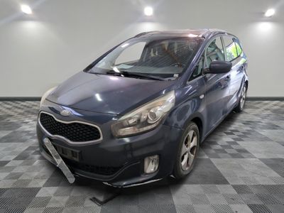la photo d'une voiture garée dans un garage