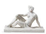 statue d'une femme assise sur une surface blanche, les jambes croisées
