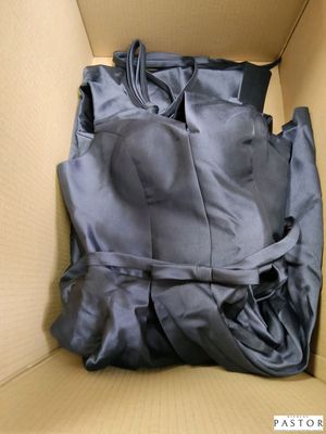 un sac noir dans une boîte ouverte