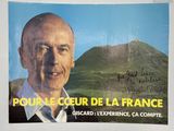 une affiche représentant un homme avec une montagne en arrière-plan