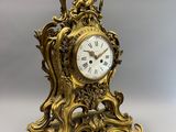 une horloge en or posée sur une table