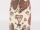 un vase marron et blanc orné d'un motif