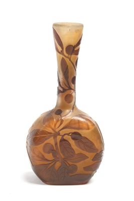 un vase en verre avec un motif sur une surface blanche