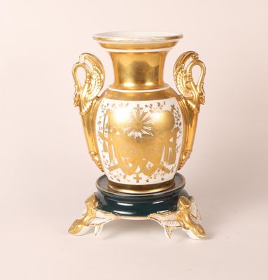 Vase en faïence blanche et doré à décor d'attributs religieu…