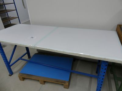 LOT DE TABLES DE TRAVAIL ET UNE MACHINE ANCIENNE