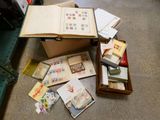 une boîte remplie de livres et de cartes postales posée par terre