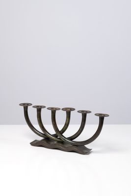une menorah plaquée bronze à cinq branches