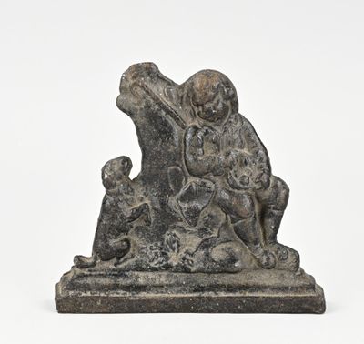 statue représentant un homme et un chien assis sur un rocher