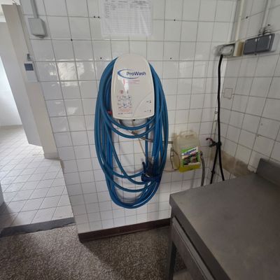 un tuyau bleu fixé au mur d'une salle de bains