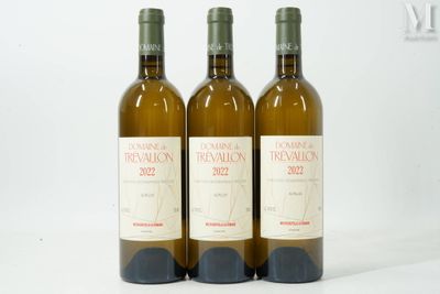 trois bouteilles de vin posées l'une à côté de l'autre sur une table