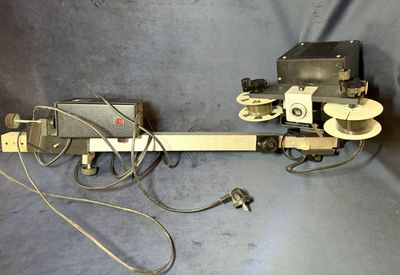 une machine posée sur une table