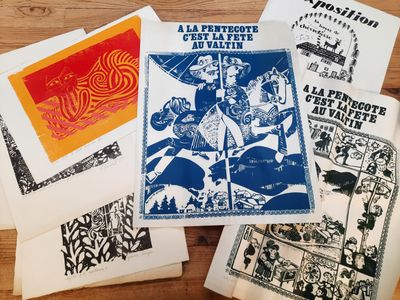 une pile de livres posés les uns à côté des autres sur une table