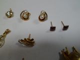 de nombreux types de boucles d'oreilles sur la table