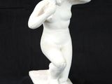 statue d'une femme tenant sa tête entre ses mains