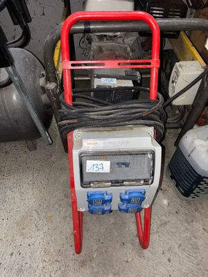 une petite machine posée sur le sol