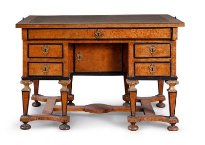 une image représentant un bureau avec des tiroirs posés dessus