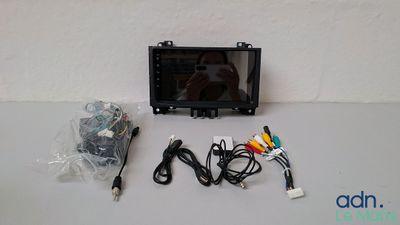 un autoradio auquel sont raccordés de nombreux câbles