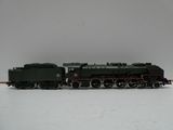 un petit train posé sur une surface blanche
