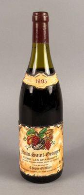 une bouteille de vin avec une étiquette, posée sur une table