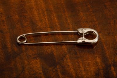 Broche épingle nourrice en or gris 750 millièmes ponctué de …