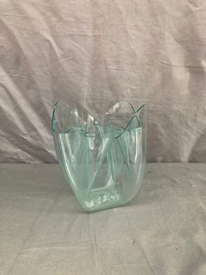 deux vases en verre posés sur une table
