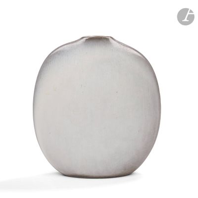 une image représentant un vase blanc sur fond blanc