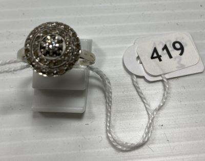 une bague posée sur une table blanche