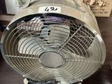 un ventilateur posé sur une table dans une pièce