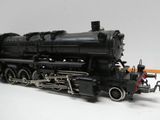 un petit train sur une surface blanche avec un fond blanc