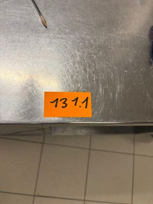 une table en métal sur laquelle est posée une étiquette de prix