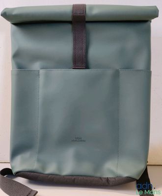 l'arrière d'un sac à dos bleu muni d'une sangle marron