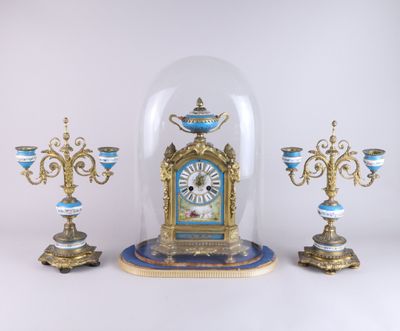 un dôme de verre avec une horloge à l'intérieur