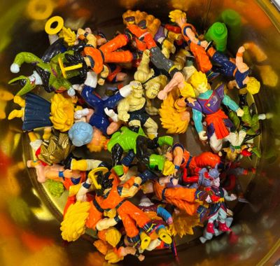 des figurines dans un bol en verre posé sur une table